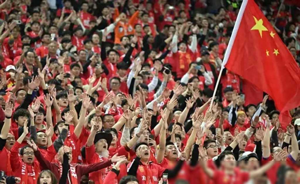 九游网-火爆现场：球迷欢呼不断，气氛火热！的简单介绍