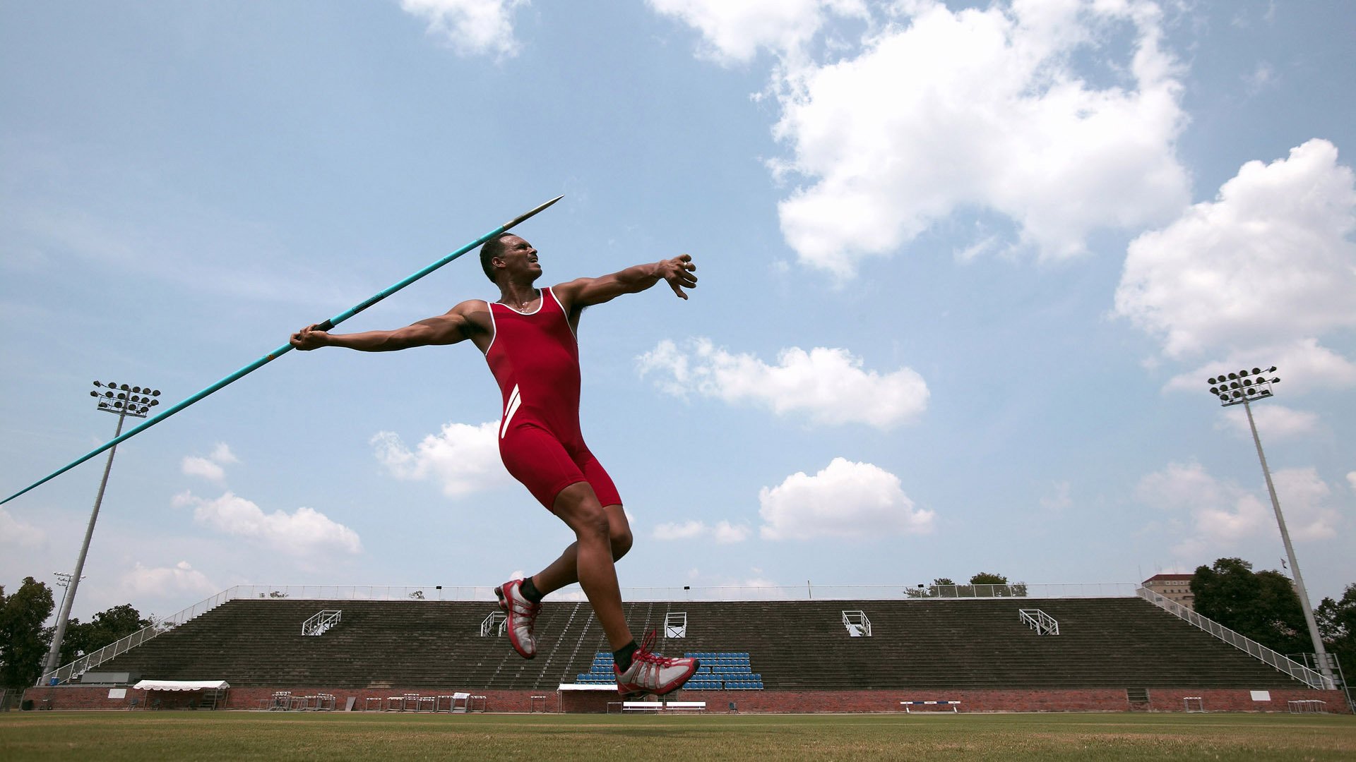 _运动装备大比拼：最新科技球拍与鞋类推荐_，有什么球拍