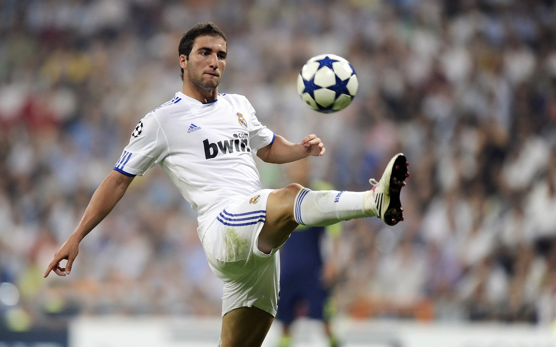 九游电竞官网-伊朗男足在巴黎奥运会上展现出强大的团队协作能力，伊朗足球运动员